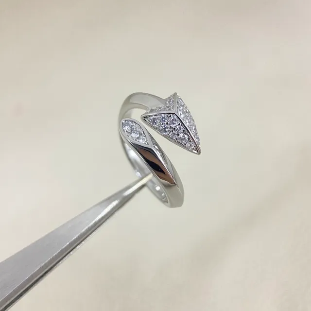 Gold Silver Arrowhead-Shaped Pavé-Set Ring 3