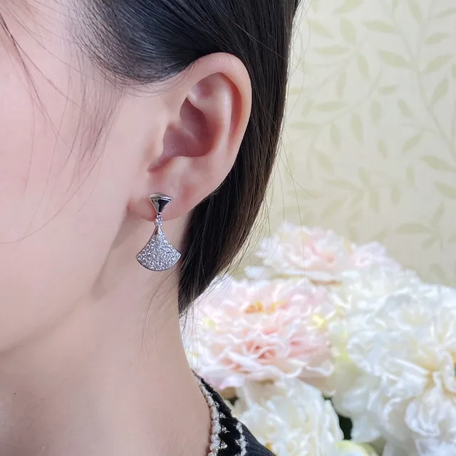 Aretes de oro y plata en forma de abanico con pavé 9