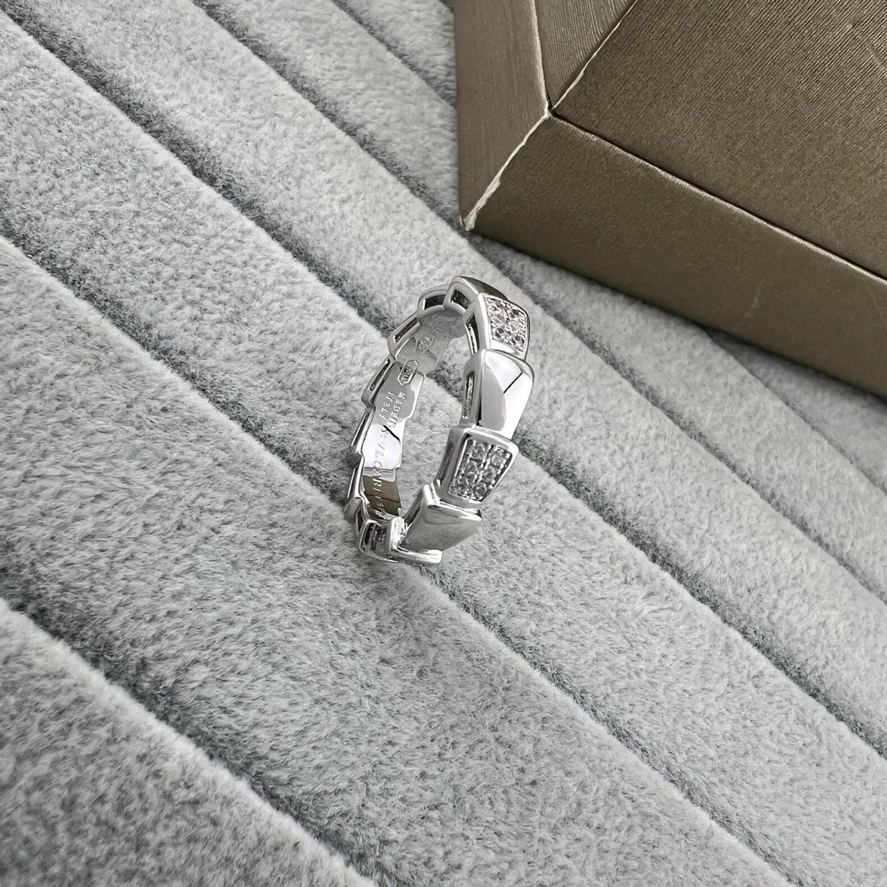 خاتم ذهبي فضي هندسي مقسم مرصع بالأحجار 5