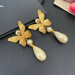 Brincos pendentes de pérola com forma de lágrima e motivo de borboleta em tom dourado