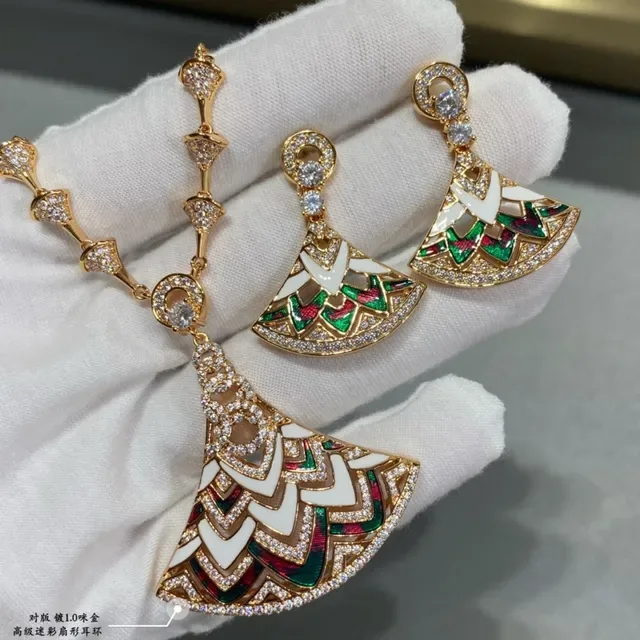 গোল্ড-টোন এনামেল পাখনা আকৃতির ক্রিস্টাল কানের দুল 5