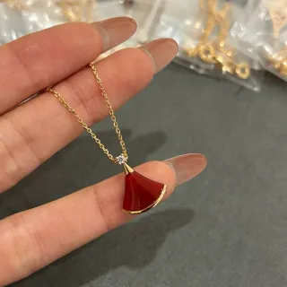 Collier pendentif en forme d'éventail en or doré et émail rouge