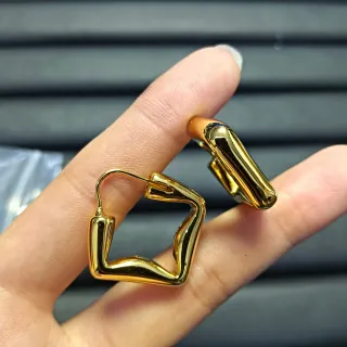 Brincos de aro dourados geométricos quadrados retorcidos