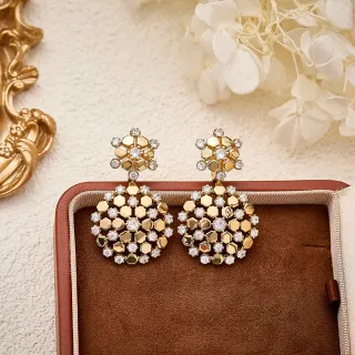Brincos pendentes em tom dourado com pavê de favo de mel