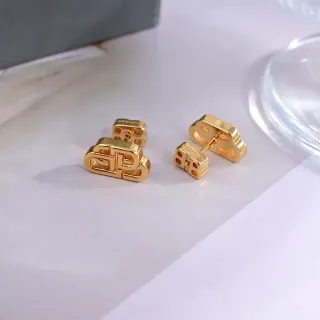 Brincos de perno com motivo de monograma em tom dourado