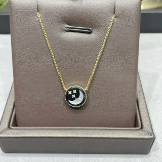 Colar com pingente de lua e estrelas esmaltado em tom dourado