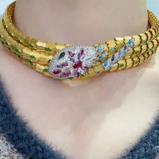 Colar Choker com Motivo de Serpente em Tom Dourado e Múltiplas Gemas