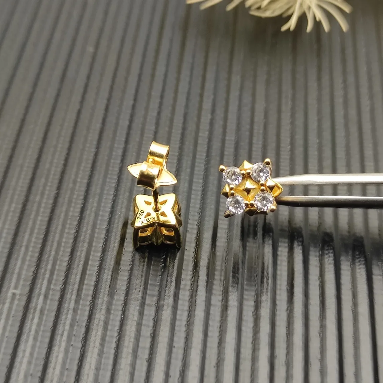 Gold-Tone Square Geometric Stud Earrings 10