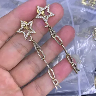 সোনালি তারা এবং লেটার Pavé ক্রিস্টাল লটকানো ইয়াররিংস
