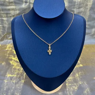Collier avec pendentif floral en forme de larme doré