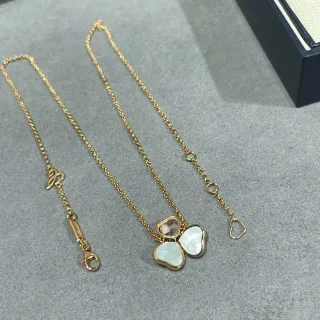 Collier pendentif trois cœurs en nacre dorée
