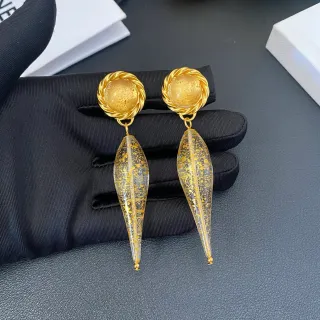 Brincos dourados transparentes com argola torcida de resina em forma de gota