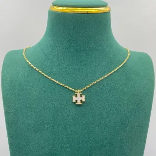 Collier Chaîne à Maillons Or et Blanc en Forme de Croix avec Pendentif