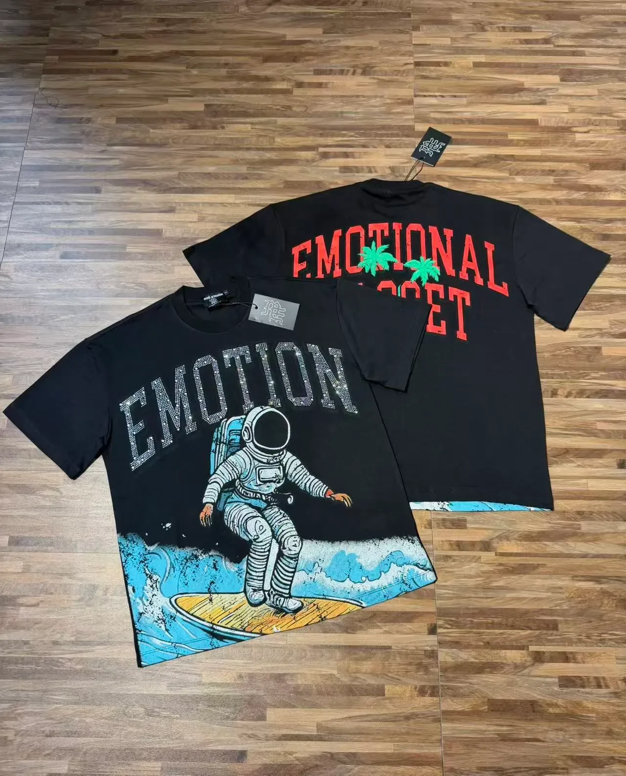 T-shirt graphique astronaute surf strass 'EMOTION' 2