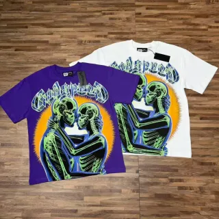 Camiseta con estampado gráfico de abrazo de esqueletos