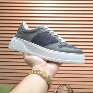 Zapatilla lifestyle con plataforma en gris y navy