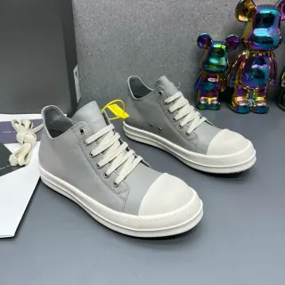 حذاء رياضي low-top lifestyle مينيمالي بألوان رمادي وأوف وايت