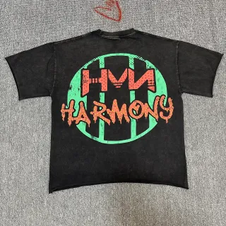 Camiseta Harmony estampado gráfico tipografía goteante ilustración de terror