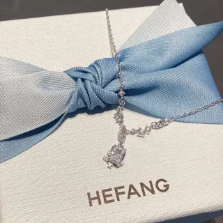 HEFANG Colar com pingente retangular de cristal tom prateado