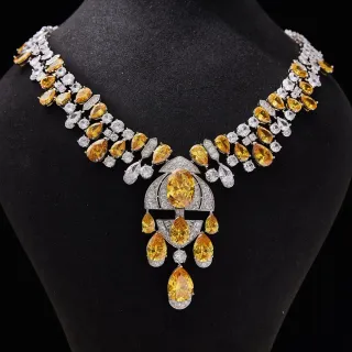 Colar choker de alta joalheria com gemas amarelas e transparentes
