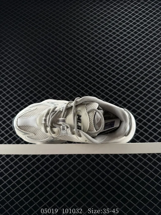 MLB Winner Chunky Tênis Off-White e Black com Logo NY 3