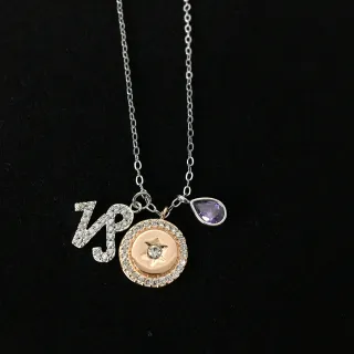 Multi-Charm Pavé Script Star 和 紫色宝石项链