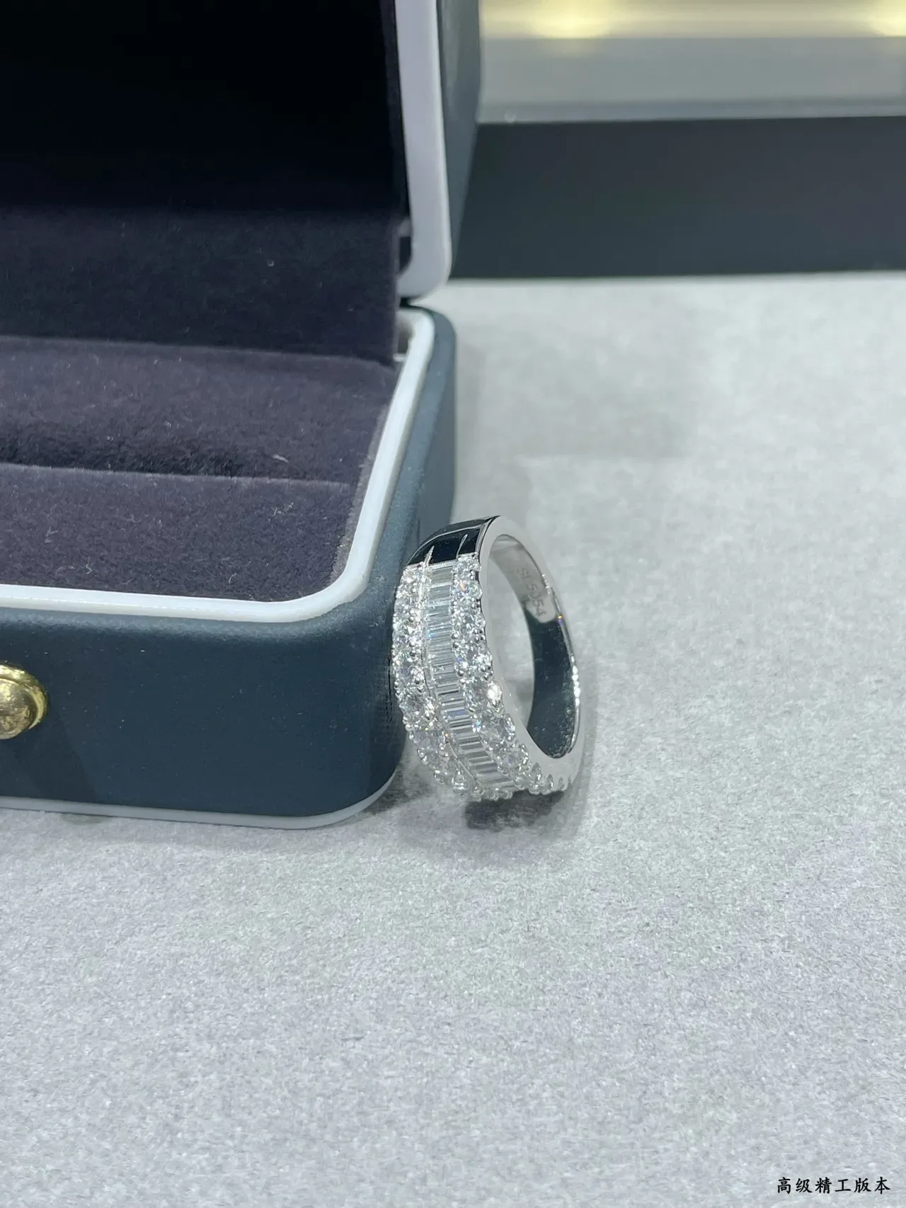 多排 Pavé 和 Baguette-Cut 钻石宽边戒指 5
