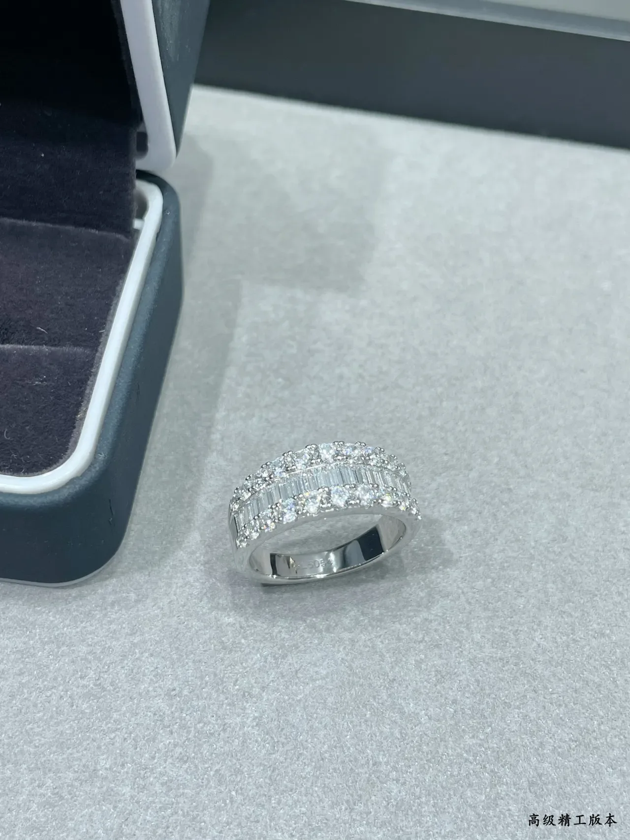 多排 Pavé 和 Baguette-Cut 钻石宽边戒指 6