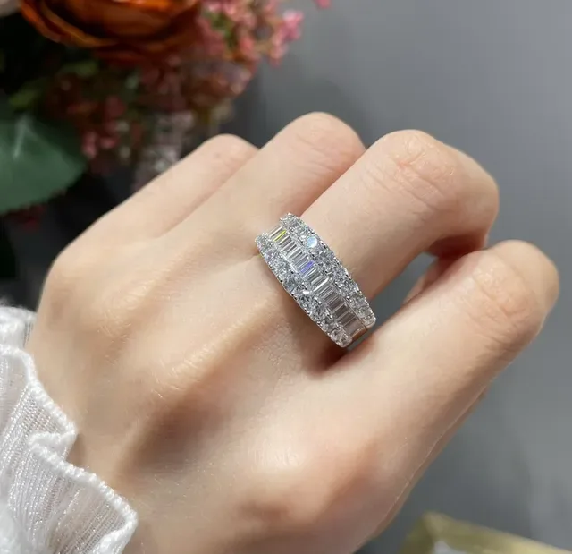 多排 Pavé 和 Baguette-Cut 钻石宽边戒指 9