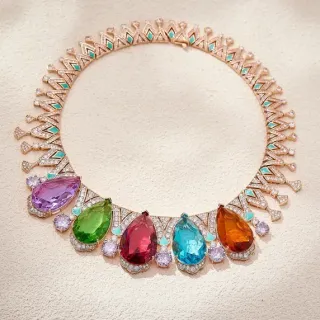 Collier multicolore motif couronne diamants pavé et gemmes
