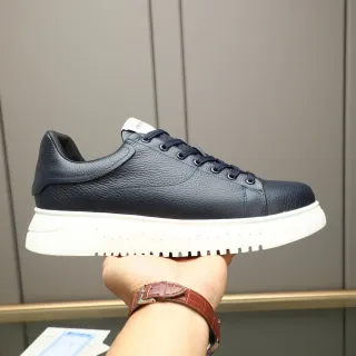 Tenis plataforma de cuero pebble navy y blanco