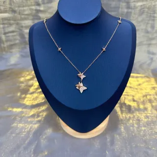 Collier pendentif double étoile pavé-set pierres bleu marine doré