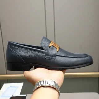 Mocasin Navy de cuero pebbled con hebilla horsebit dorada
