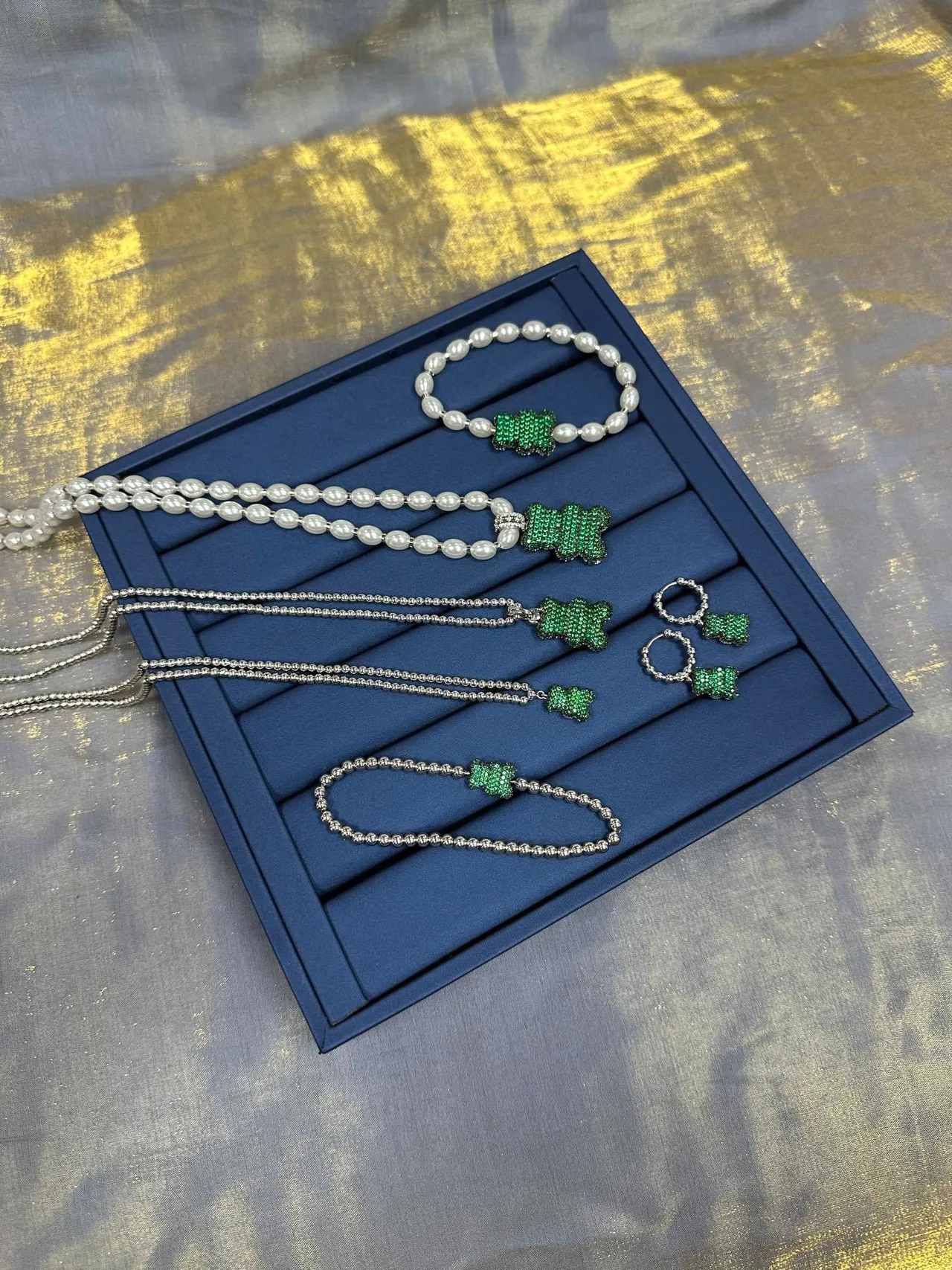 Pulseira com pérolas e cristais no centro, cor verde marinho 6