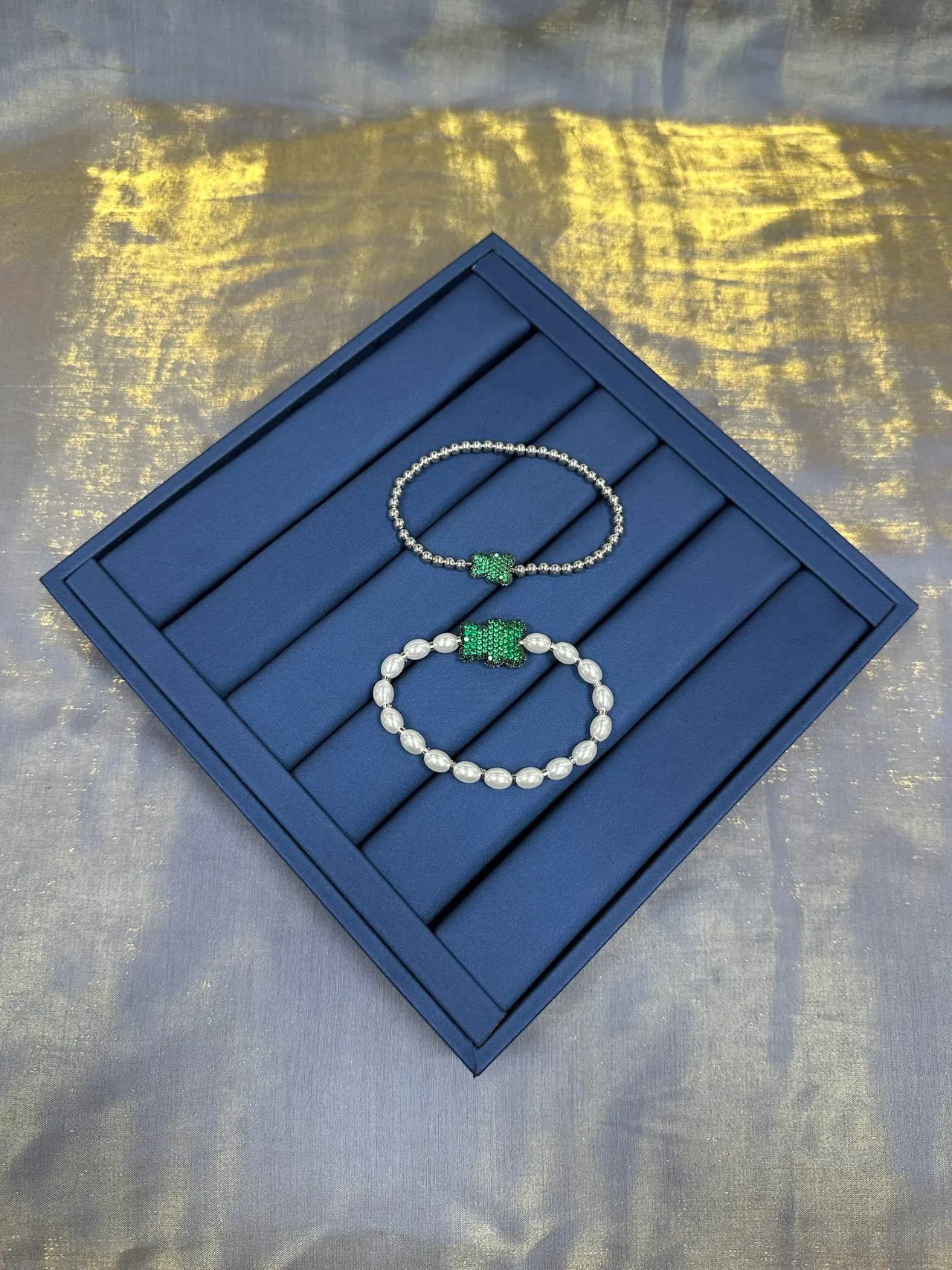 Pulseira com pérolas e cristais no centro, cor verde marinho 8