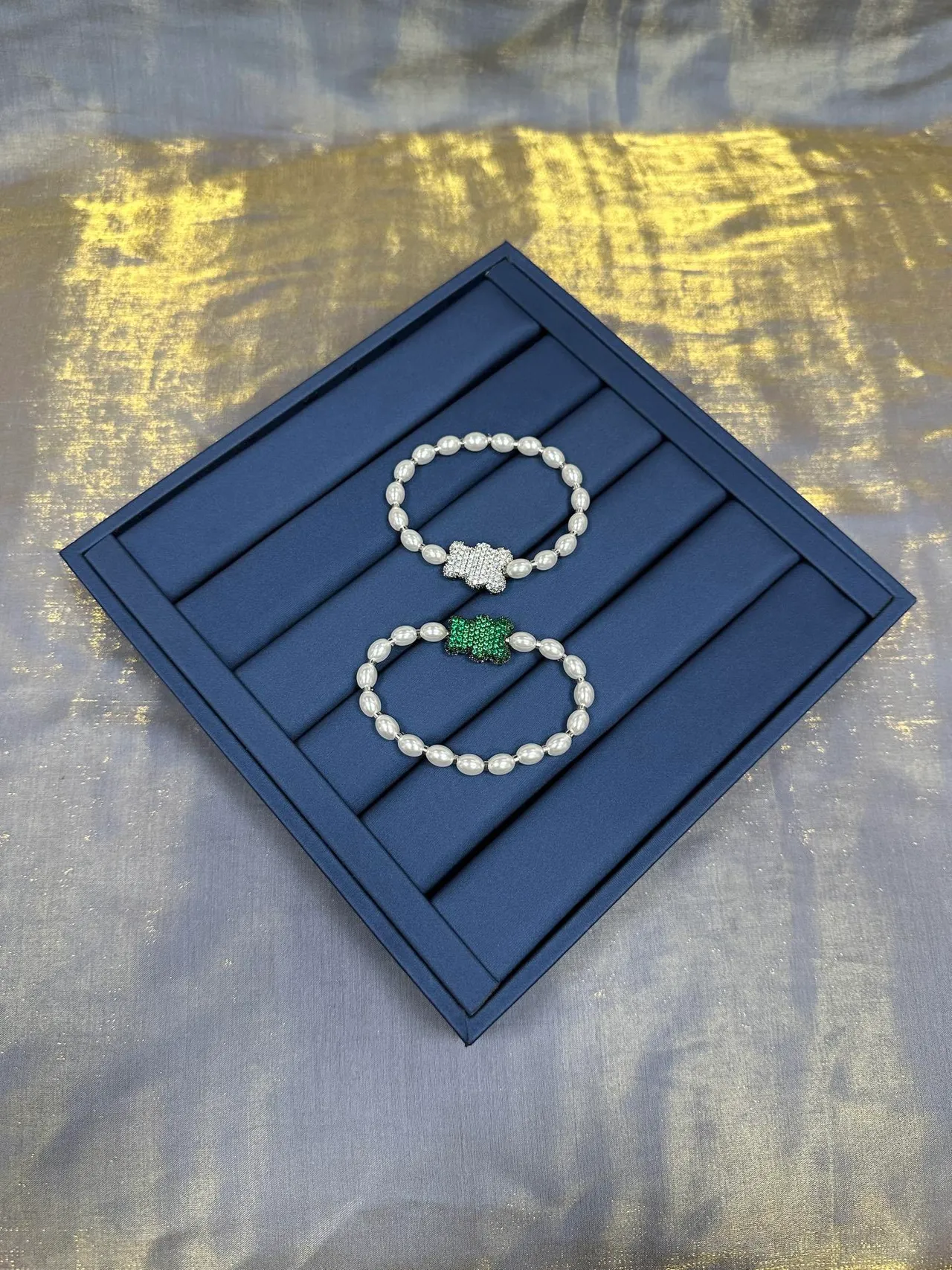 Pulseira com pérolas e cristais no centro, cor verde marinho 9