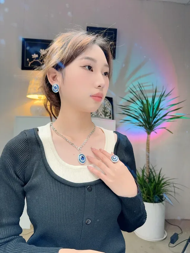 椭圆蓝宝石钻石哈罗戒指 5