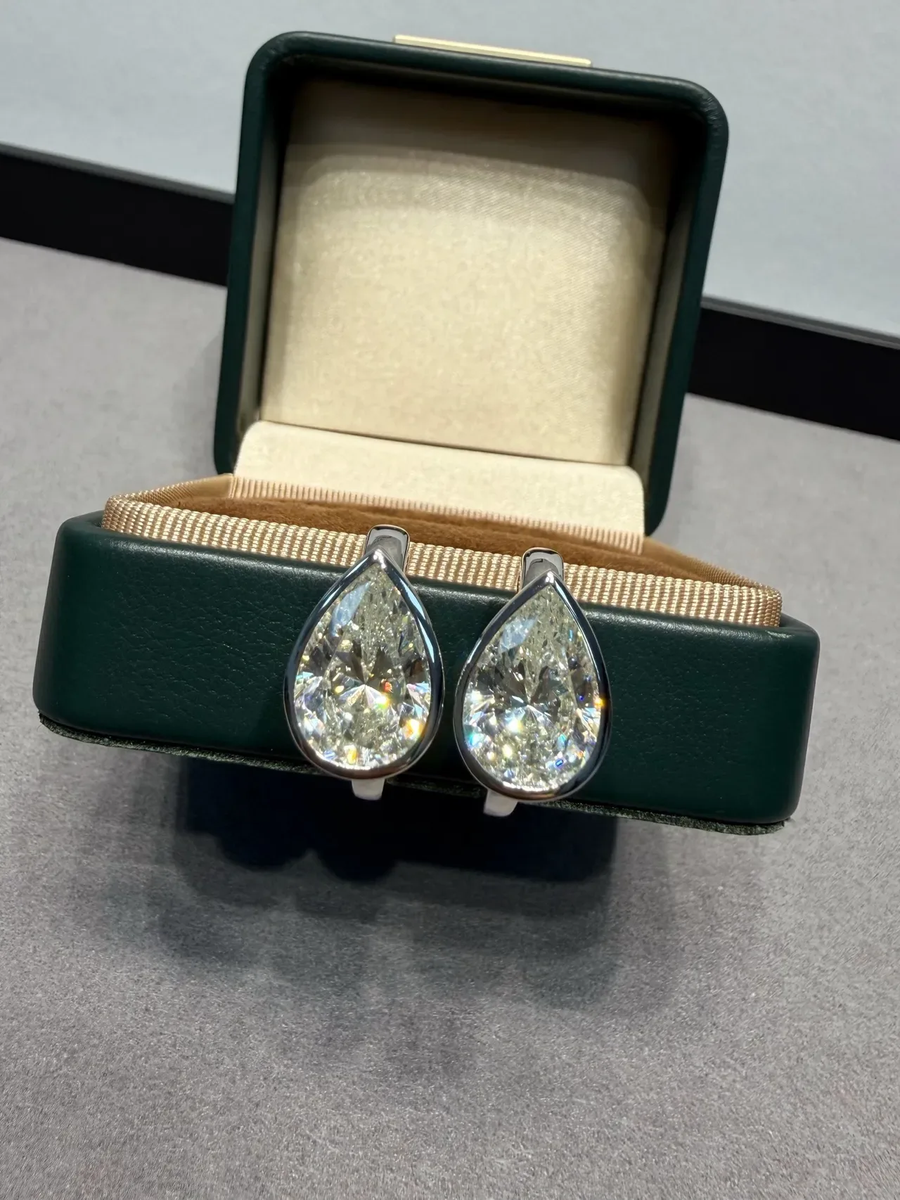 Boucles d'oreilles en métal bicolore double goutte taille poire 4