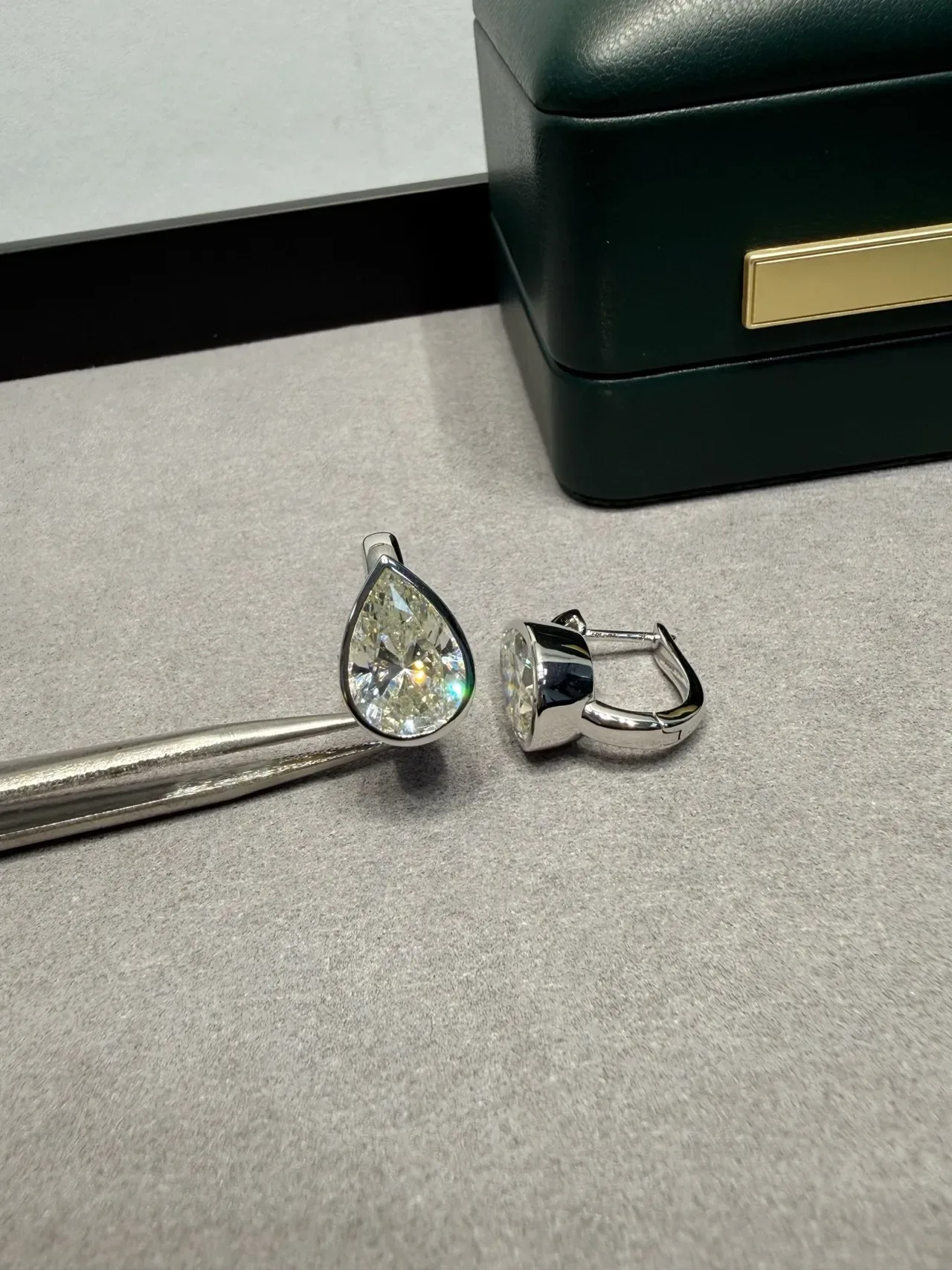Boucles d'oreilles en métal bicolore double goutte taille poire 5