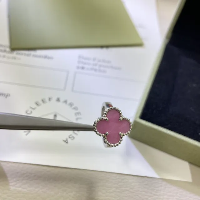 Pink Gold Clover-Shaped Stone Inset Ring 3