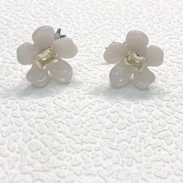 Brincos de pétalas de flor rosa e branco em resina 2