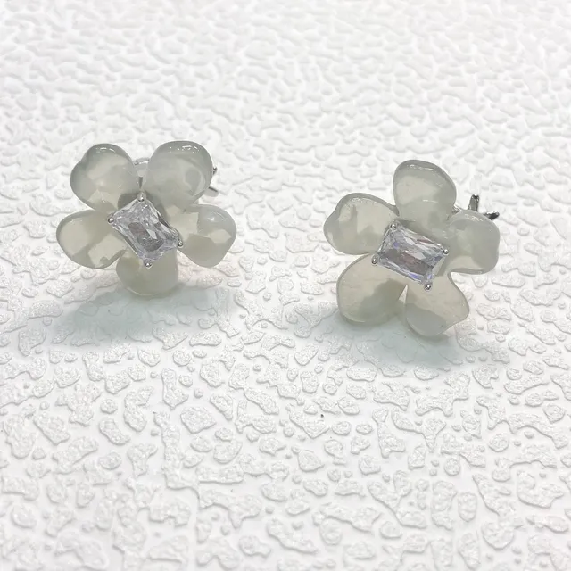 Brincos de pétalas de flor rosa e branco em resina 3