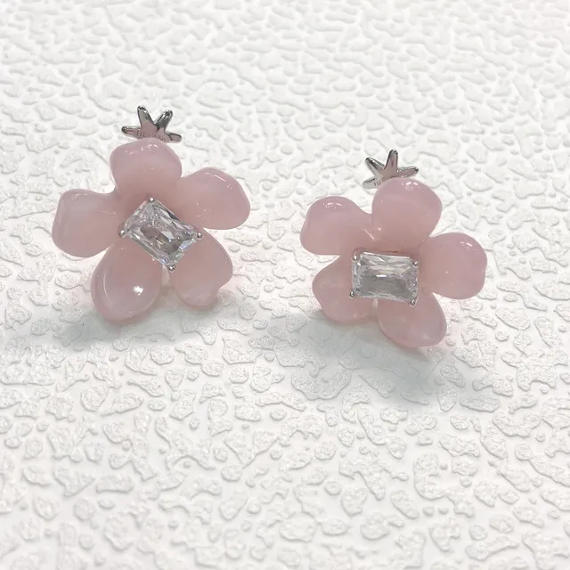 Brincos de pétalas de flor rosa e branco em resina 4