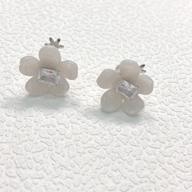 Brincos de pétalas de flor rosa e branco em resina 5
