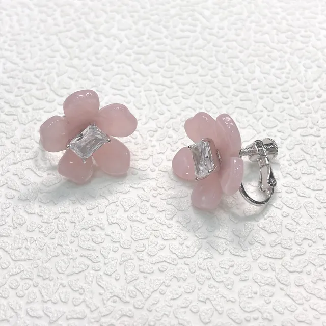 Brincos de pétalas de flor rosa e branco em resina 6