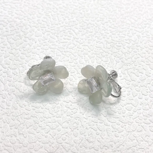 Brincos de pétalas de flor rosa e branco em resina 7