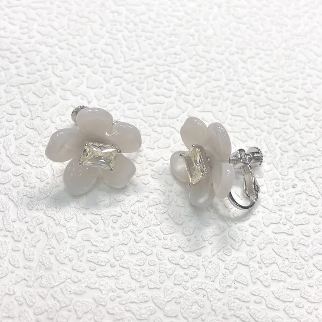 Brincos de pétalas de flor rosa e branco em resina 8