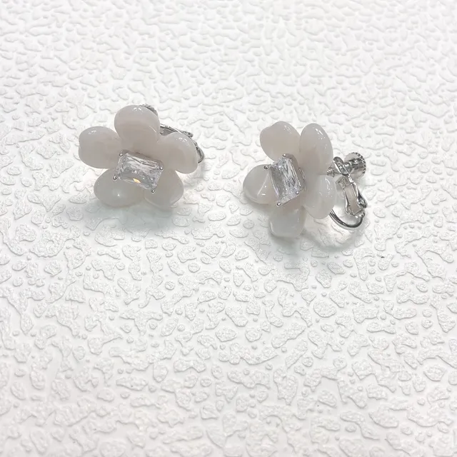 Brincos de pétalas de flor rosa e branco em resina 9