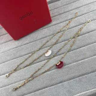 qeelin Collier Chaîne de Maillons Dorée et Rouge, Design de Pendentif Asymétrique