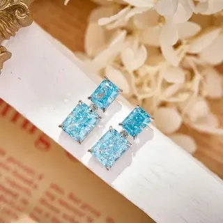 Brincos com gema azul facetada de corte retangular, prong-set de duas pedras